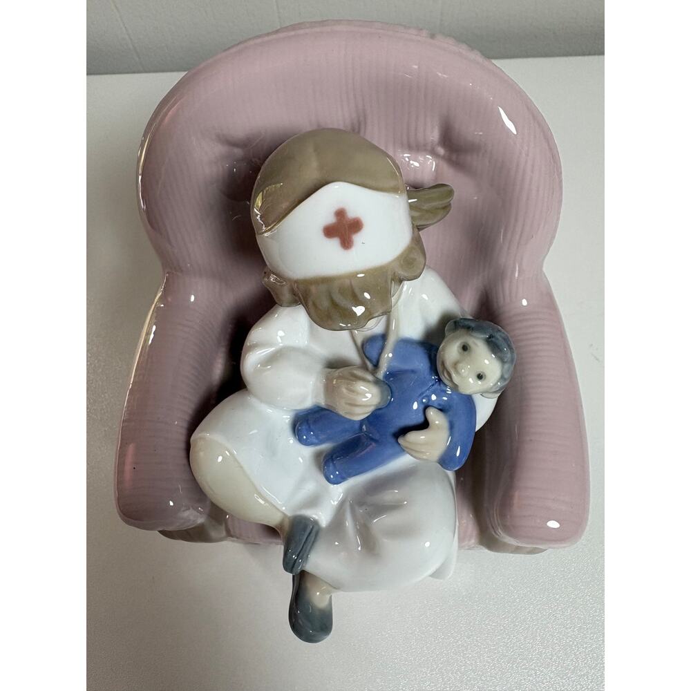 NAO Handmade in Spain by Lladro Girl Playing Nurse #1055 Figurine - Picture 2 of 9